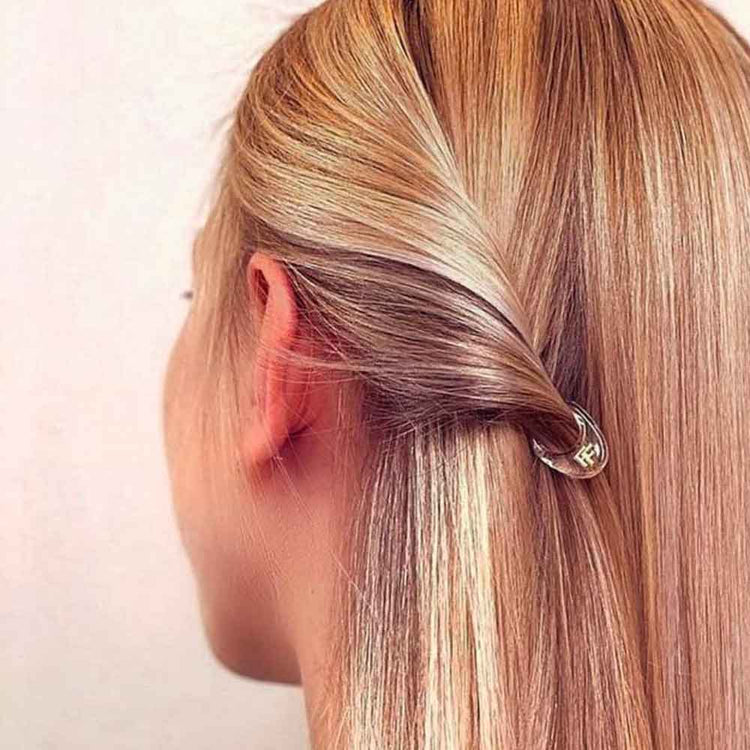 Effortless styling with Fiona Franchimon's Nº 1 Transparent HAIRPIN. Perfectly complement your blonde hair, and each set offers three versatile pins for creative hairstyling. Elevate your hair game with ease, comfort, and style today. Lifestyle